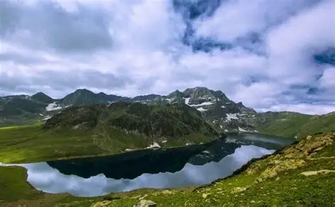 Alpine lake view on Tarsar Marsar Trek in Kashmir surrounded by meadows and mountains